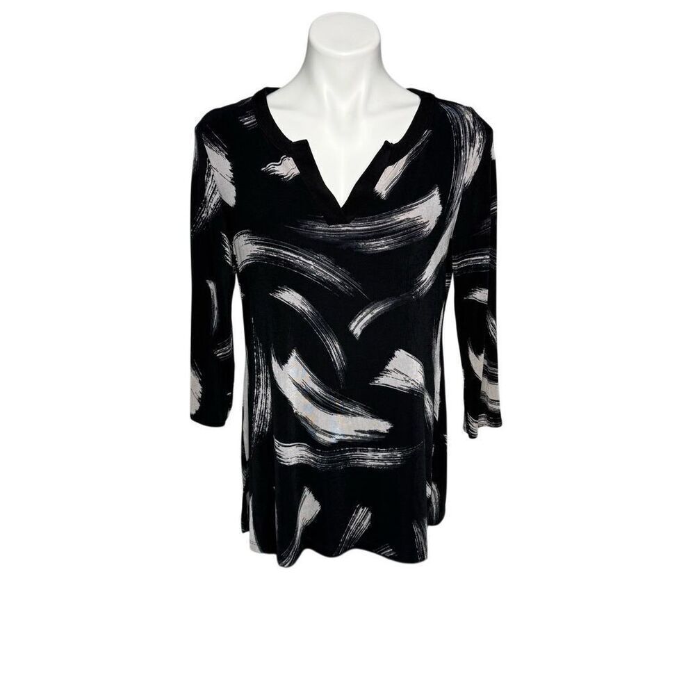 Chico’s travelers black and white print 3/4 sleeve V neck top size 1 (M)
